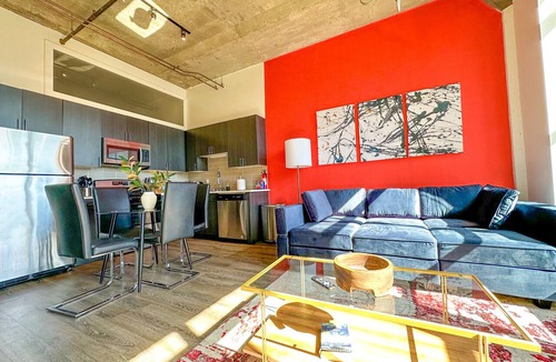 Near South Side Apartment | McCormick Place beautiful 2b/2b with optional parking for up 8 guests