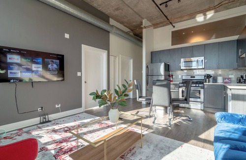 Near South Side Apartment | McCormick Place beautiful 2b/2b with optional parking for up 8 guests