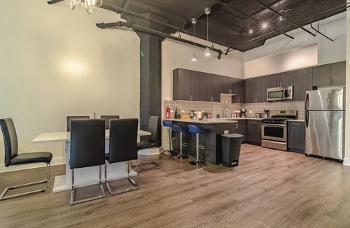 Prairie District Apartment | McCormick Place luxurious 3b/2ba Family Heaven with optional parking/sleeps 10
