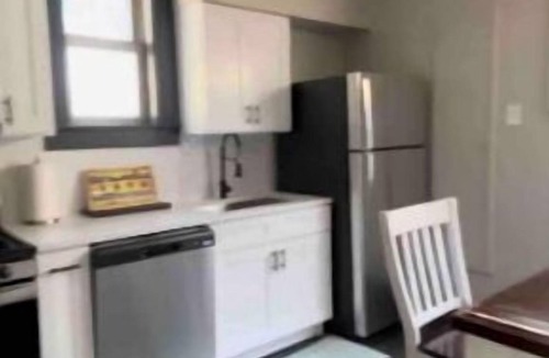 Gage Park Apartment | Midway Gem: Comfort and Transportation