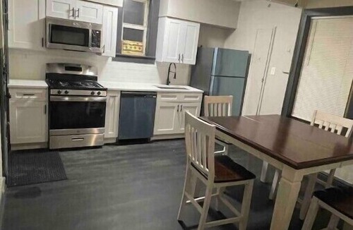 Gage Park Apartment | Midway Gem: Comfort and Transportation