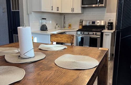 Gage Park Apartment | Midway Gem: Comfort and Transportation