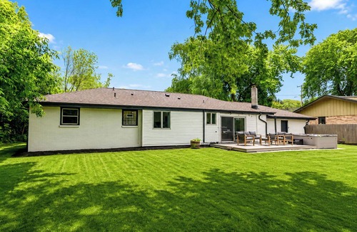 Glendale House | Milwaukee River Retreat, Hot Tub+Game Room+Fire Pit, 5BR, Great for Groups