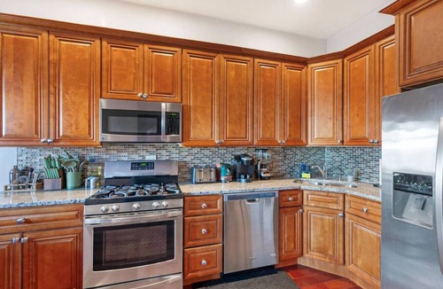 Lakeview Apartment | Minutes to Wrigley - Games - Patio - Sleeps 12