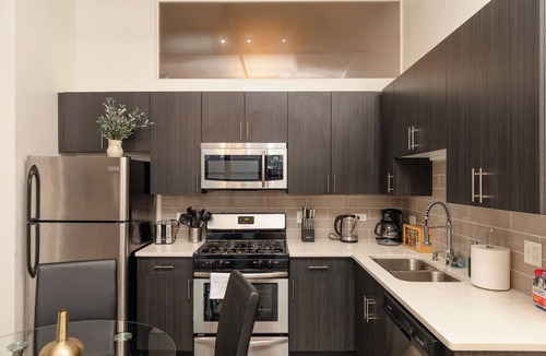Near South Side Hotel | Modern 2BR 2BA Near McCormick Skyline View, Sleeps 8