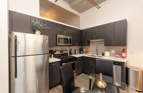 Near South Side Hotel | Modern 2BR 2BA Near McCormick Skyline View, Sleeps 8