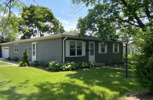 St. Charles House | Modern 3B/2B King Bed Saint Charles IL