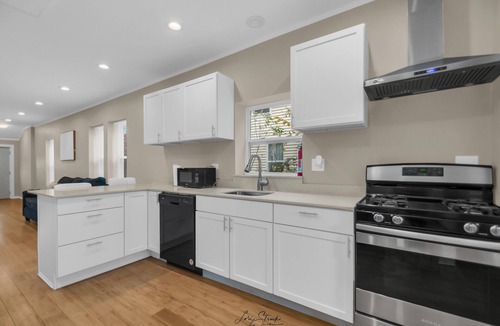 North Chicago House | Modern 3BR Apartment Near Navy Base And Six Flags.