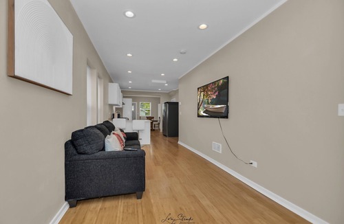 North Chicago House | Modern 3BR Apartment Near Navy Base And Six Flags.