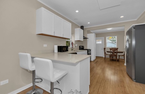 North Chicago House | Modern 3BR Apartment Near Navy Base And Six Flags.