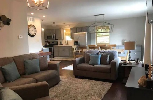 Grafton House | Modern 4 Bedroom 2 Bath Sleeps 10 Newly Renovated Whole House Rental