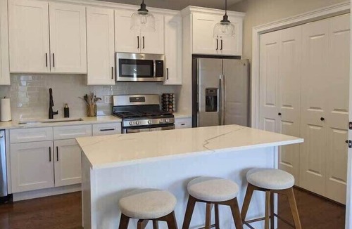 West Lakeview Condo | Modern 4 Bedroom Condo in Lakeview