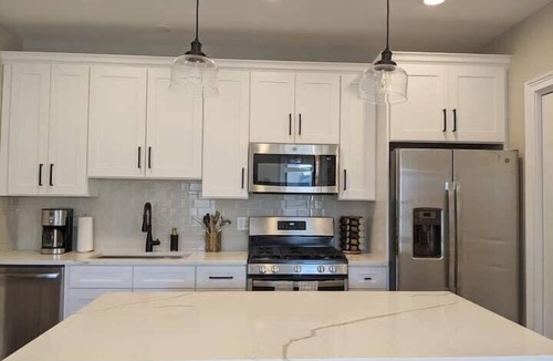 West Lakeview Condo | Modern 4 Bedroom Condo in Lakeview