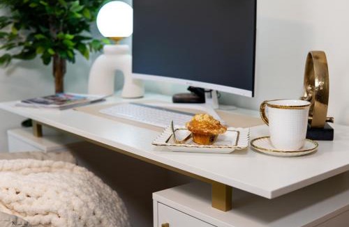 Milwaukee House | Modern 4BR Retreat w/Workspace + Coffee Bar
