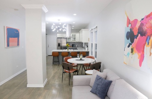 Andersonville Apartment | Modern Apartment on Quiet Street in Andersonville