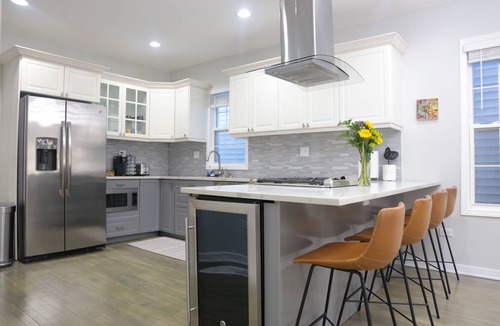 Andersonville Apartment | Modern Apartment on Quiet Street in Andersonville