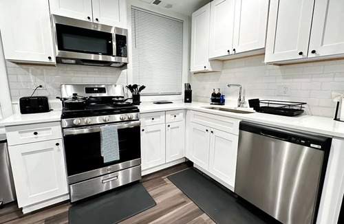 Lavergne Apartment | Modern Berwyn Retreat - 15 Min to Midway - Easy Access to Chicago