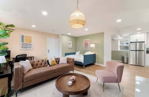 Lombard Apartment | Modern Cozy Unit w/Parking & Workspace