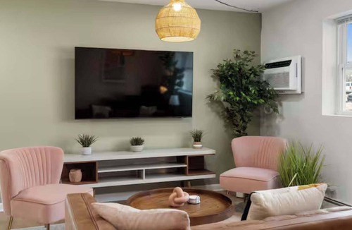 Lombard Apartment | Modern Cozy Unit w/Parking & Workspace