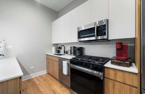 Edgewater Beach Apartment | Modern Edgewater Apartment: 2BD 2BA with Parking!