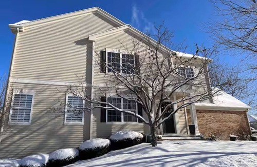 Elgin House | Modern Hoffman Estates townhome near NOW Arena