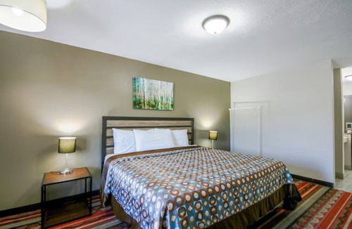 Glenwood Hotel | Modern King near Loess Hills Trailhead | 1 Mile to Historic Glenwood Downtown