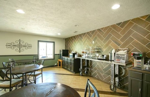 Glenwood Hotel | Modern King near Loess Hills Trailhead | 1 Mile to Historic Glenwood Downtown