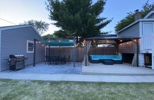 Brookfield House | MODERN RETREAT-DOUBLE LOT W/PERGOLA-FIRE PIT-GAME ROOM-5 MIN TO BROOKFIELD ZOO