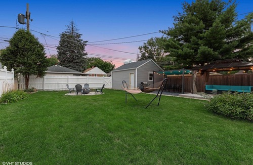 Brookfield House | MODERN RETREAT-DOUBLE LOT W/PERGOLA-FIRE PIT-GAME ROOM-5 MIN TO BROOKFIELD ZOO