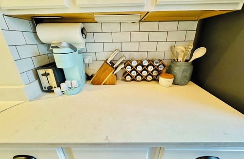 Wicker Park Apartment | Modern& Spacious 2BR with Garage Parking in Chicago's Prime Neighborhood