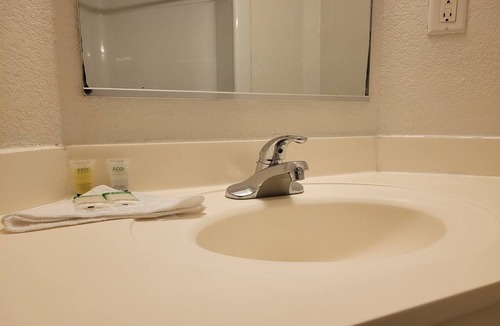 Minonk Hotel | Modern Stay 39 Lakeview By OYO Minonk Garden
