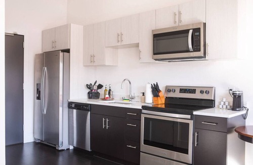 Westown Apartment | Modern Studio Apt with Rooftop, Gym, and Parking