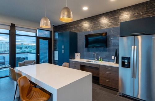 Westown Apartment | Modern Studio Apt with Rooftop, Gym, and Parking
