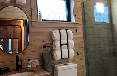 Ottawa Cabin | Modern Treehouse Retreat with River Access near Starved Rock State Park in Utica, Illinois