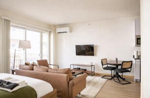 Fifth Ward Apartment | Modern Walker's Point Studio with Gym and Balcony