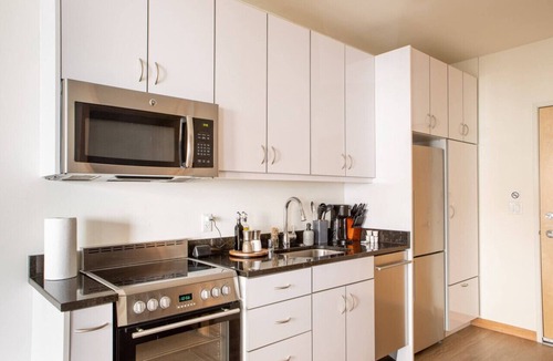 Fifth Ward Apartment | Modern Walker`s Point Studio with Gym and Balcony