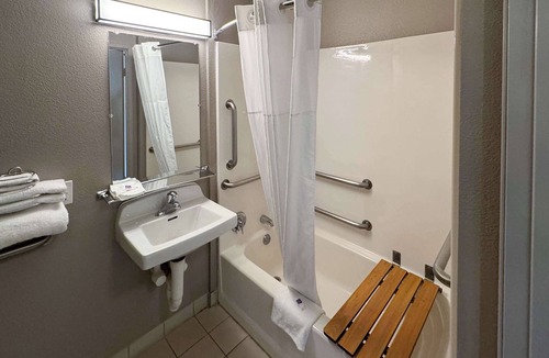 Glenview Hotel | Motel 6 Glenview, IL - Chicago North