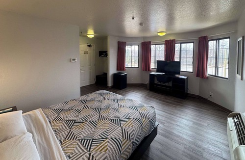 Glenview Hotel | Motel 6 Glenview, IL - Chicago North