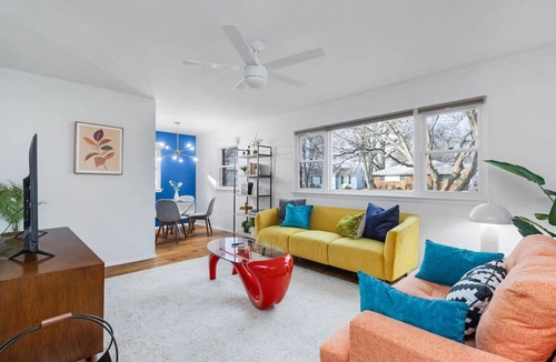 Orange Prairie House | Mt Hawley · 3Bed-MidCentury Marvel Bunglaow-Heart of Peoria