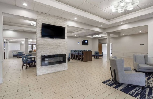 Mundelein Hotel | Near Diamond Lake Beach + Parking & Kitchenette