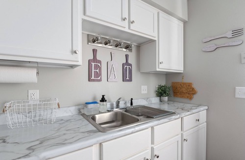 Quad Cities House | Near I-80 | Clean, Comfy & Convenient | Work Crew