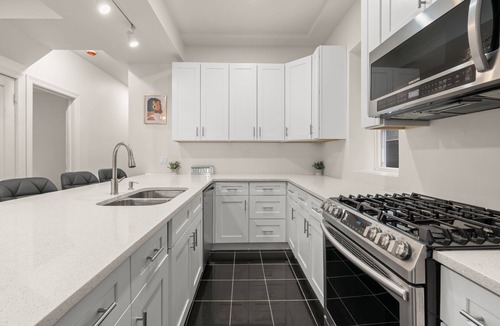 Washington Park Apartment | Near UChicago, 3BR Apt, Parking, W/D, 2 Workspaces