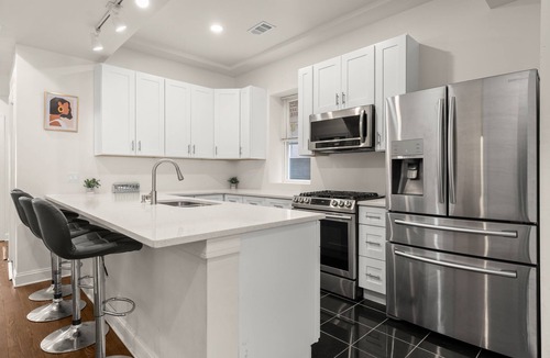 Washington Park Apartment | Near UChicago, 3BR Apt, Parking, W/D, 2 Workspaces