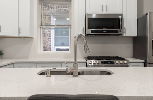 Washington Park Apartment | Near UChicago, 3BR Apt, Parking, W/D, 2 Workspaces
