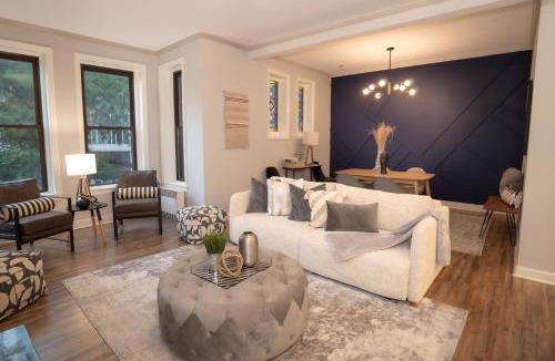 Lincoln Park Apartment | Near Zoo & Beach Reading Nook + Parking