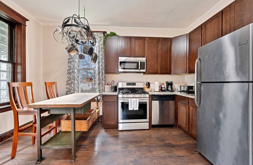 Berwyn House | NEW! 6 Bed Whole House in Chicagolands Trendy Berwyn by AllSet Turnover