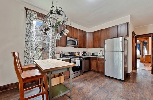 Berwyn House | NEW! 6 Bed Whole House in Chicagolands Trendy Berwyn by AllSet Turnover