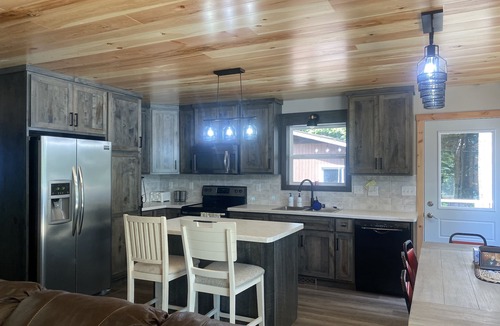 Phelps Cabin | New Build Lakeside Retreat + Snowmobile Trail 1.4m + Ice Fishing + Dog Friendly