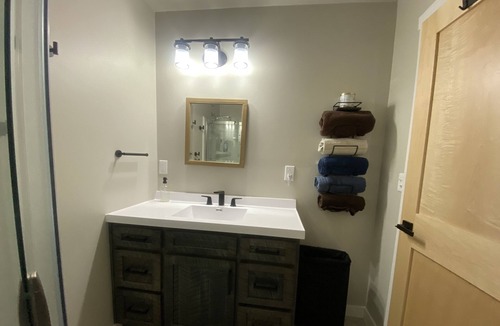 Phelps Cabin | New Build Lakeside Retreat + Snowmobile Trail 1.4m + Ice Fishing + Dog Friendly