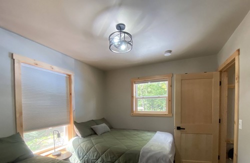 Phelps Cabin | New Build Lakeside Retreat + Snowmobile Trail 1.4m + Ice Fishing + Dog Friendly